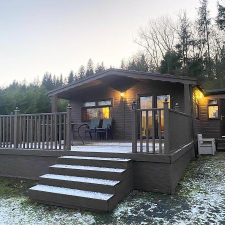 Stunning 4-Bedroom Cabin With Hot Tub In Beattock! Eksteriør bilde