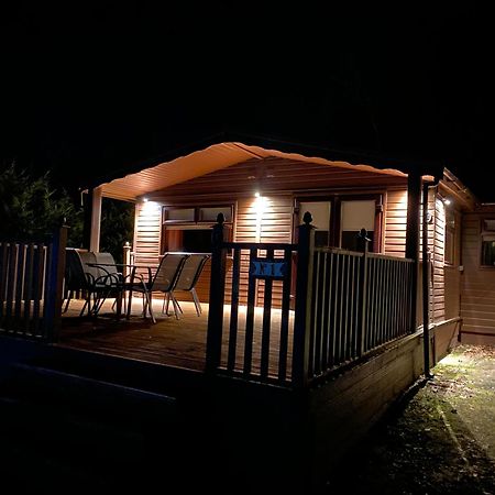 Stunning 4-Bedroom Cabin With Hot Tub In Beattock! Eksteriør bilde