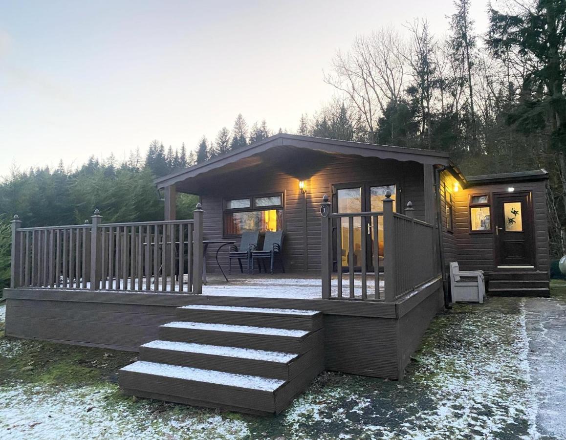 Stunning 4-Bedroom Cabin With Hot Tub In Beattock! Eksteriør bilde