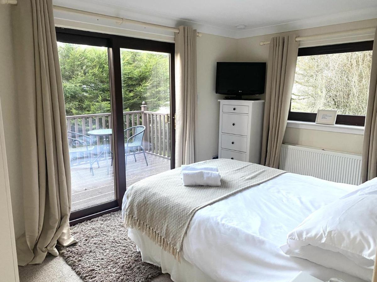 Stunning 4-Bedroom Cabin With Hot Tub In Beattock! Eksteriør bilde