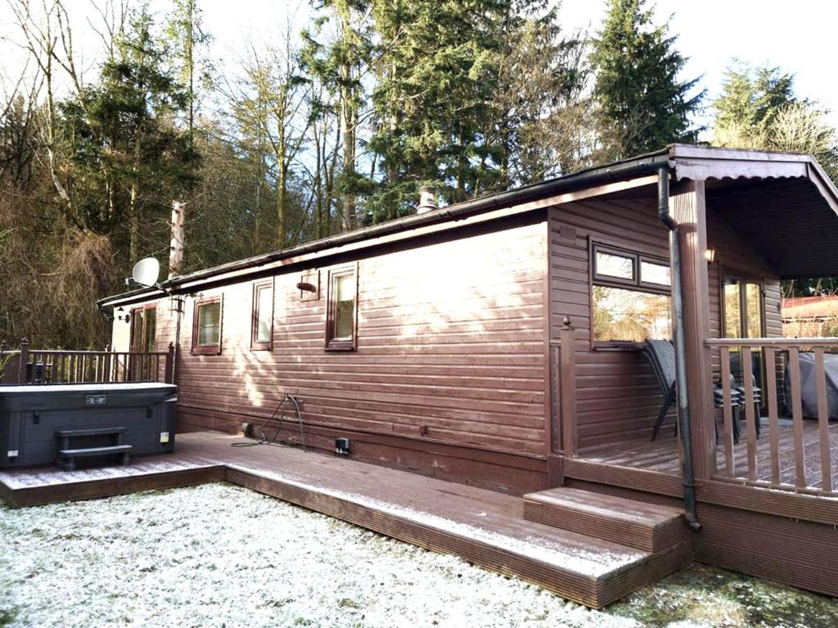 Stunning 4-Bedroom Cabin With Hot Tub In Beattock! Eksteriør bilde