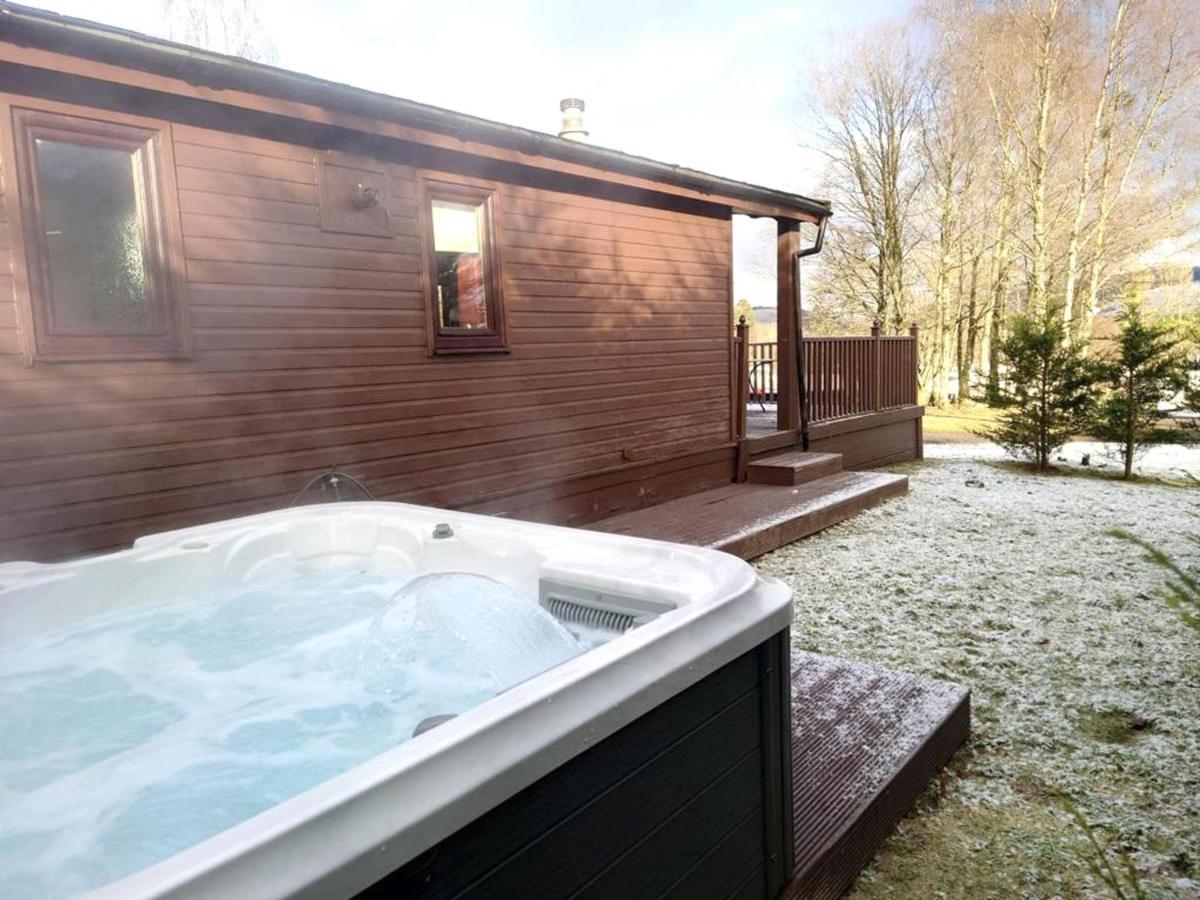 Stunning 4-Bedroom Cabin With Hot Tub In Beattock! Eksteriør bilde