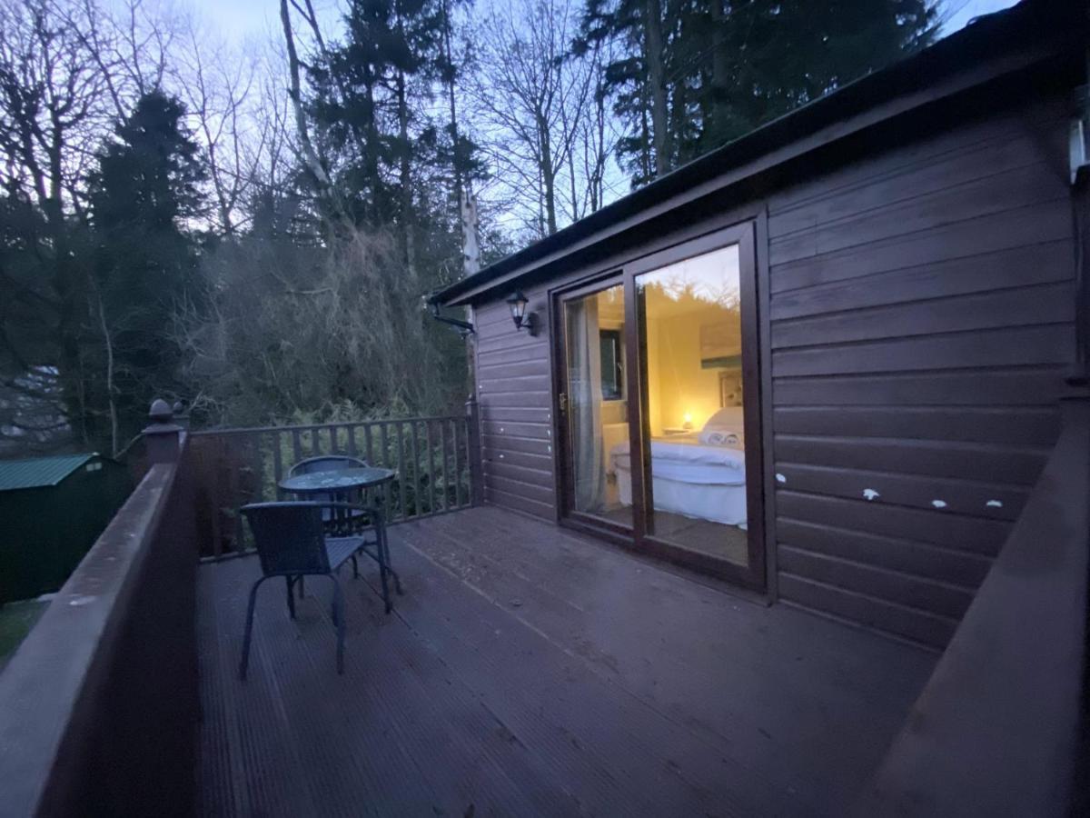 Stunning 4-Bedroom Cabin With Hot Tub In Beattock! Eksteriør bilde