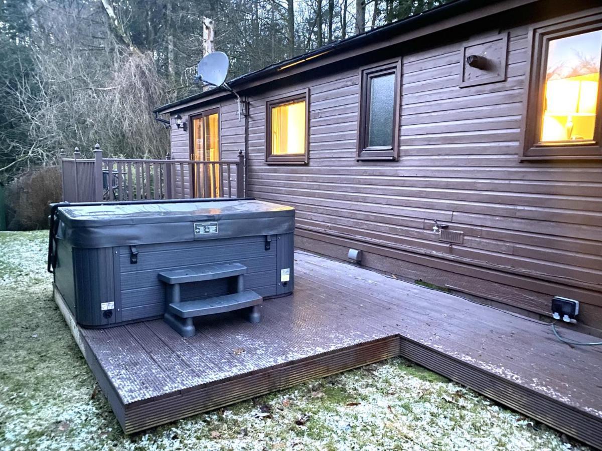 Stunning 4-Bedroom Cabin With Hot Tub In Beattock! Eksteriør bilde