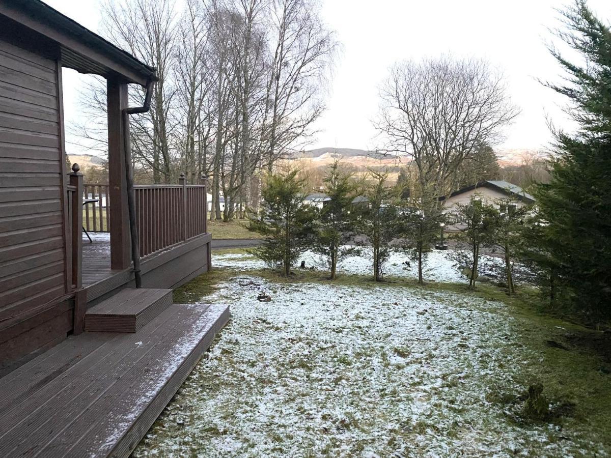 Stunning 4-Bedroom Cabin With Hot Tub In Beattock! Eksteriør bilde