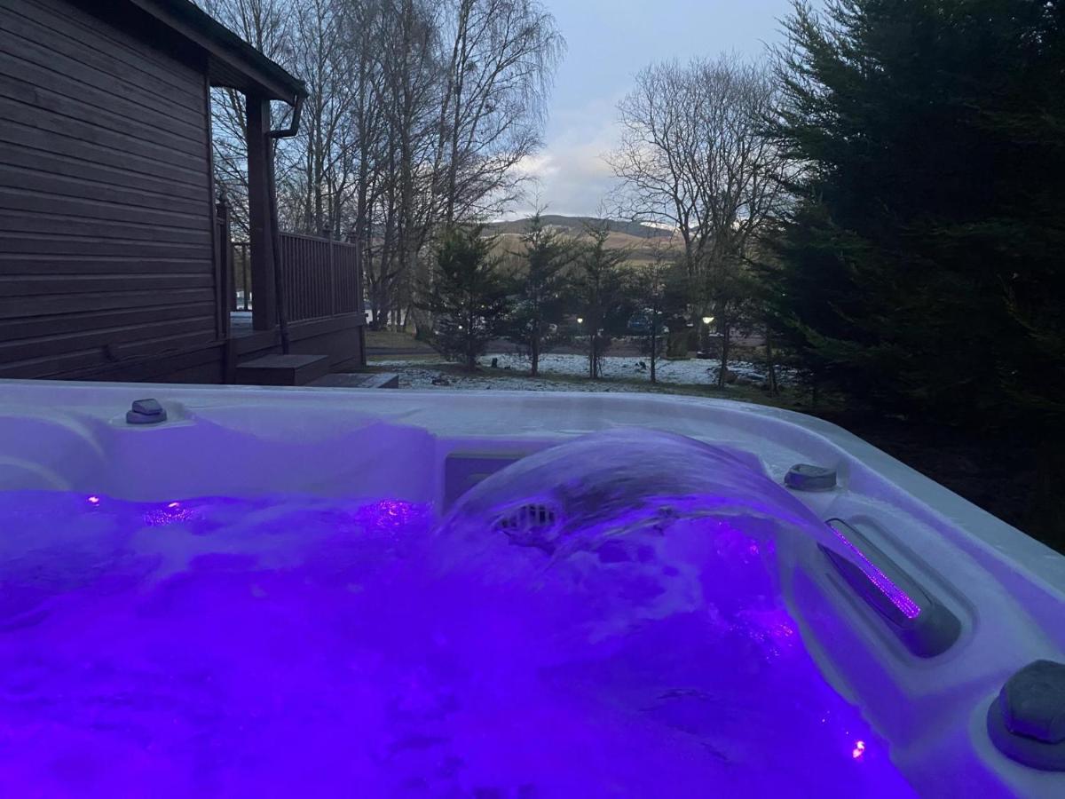 Stunning 4-Bedroom Cabin With Hot Tub In Beattock! Eksteriør bilde