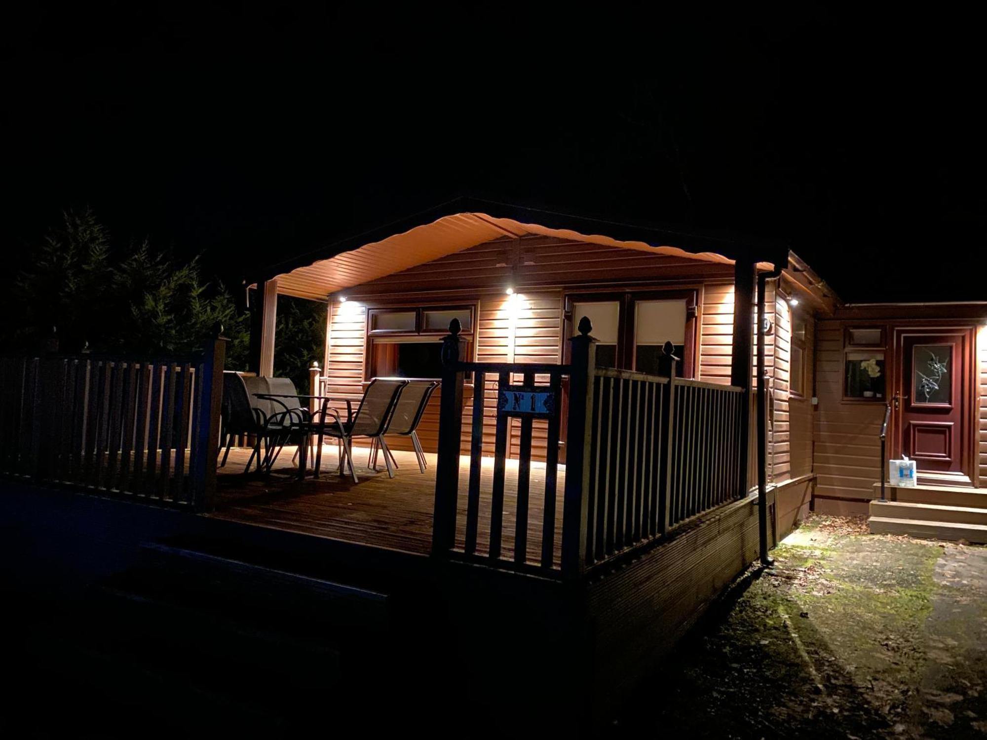 Stunning 4-Bedroom Cabin With Hot Tub In Beattock! Eksteriør bilde